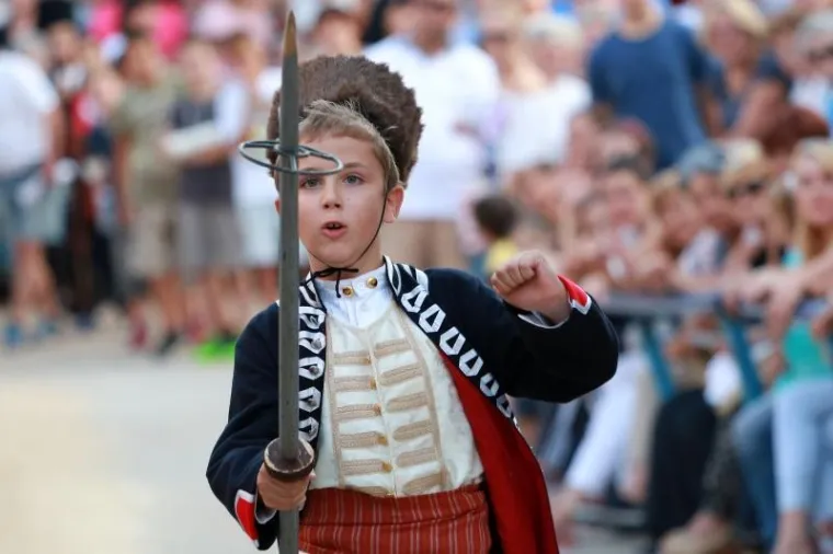 U spomen na svoje pretke fra Pavla, Božu, Tadiju i Zeca, koji se se istaknuli juna&scaron;tvom i odvažno&scaron;ću u presudnoj bitci s Osmanlijama 1715., Vučkovići su, po uzoru na slavnu Sinjsku alku, 1955. godine osnovali svoju - dječju. Alku trče na nogama dječaci do 10 godina, alkarski momci su im stariji mje&scaron;tani zaseoka Vučkovići, a alkarski sud i vojvoda su najstariji mje&scaron;tani. Na fotografiji se nalazi pobjednik dječje alke, 9-godi&scaron;nji Josip Vučković alkarić Bakalarić.