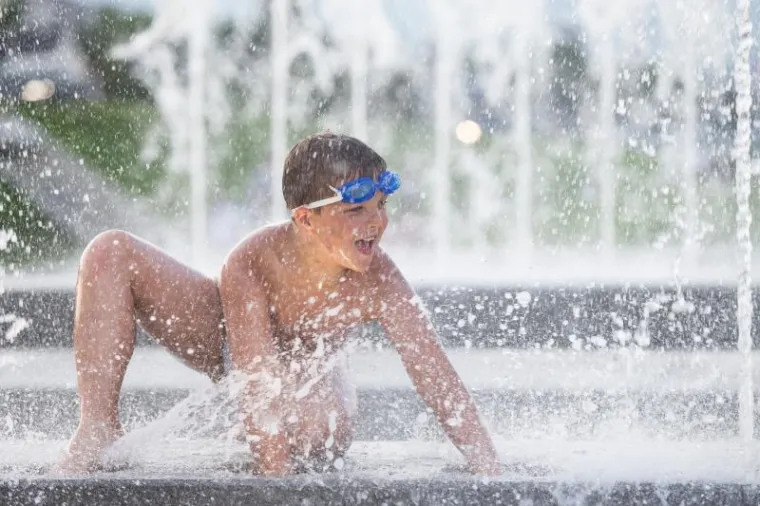 Djeca uživaju u igri, kupanju i &scaron;pricanju na novootvorenim fontanama u ulici Hrvatske bratske zajednice.