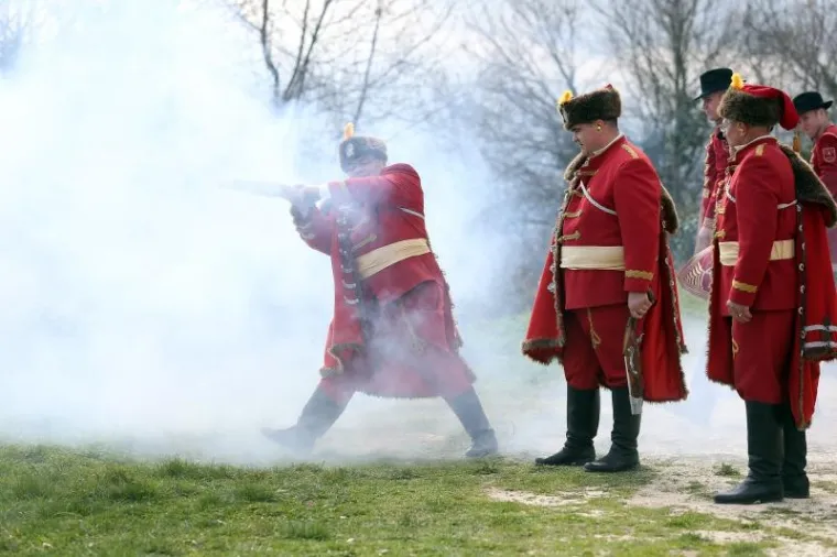 Uskrsni ponedjeljak u Velikom Taboru, predstavljanje i postrojavanje smotre kubura&scaron;a u njihovim povijesnim odorama i pucanje iz kubura.