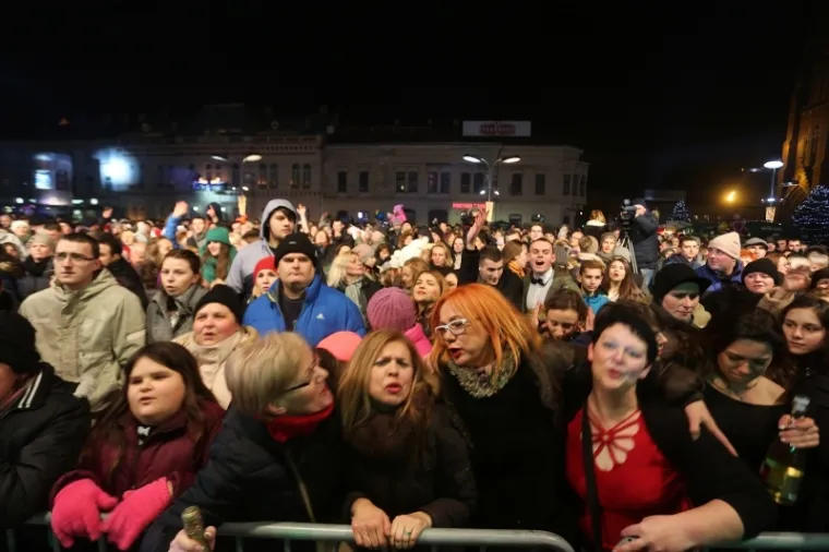 Osječani su dočekali 2017. na glavnom gradskom trgu
