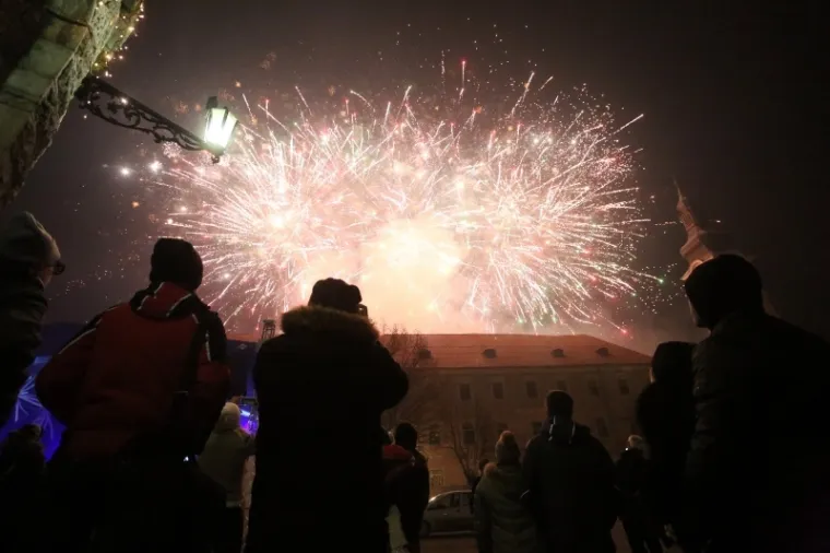 Vatromet, šampanjac, pjesma i ples na trgovima hrvatskih gradova