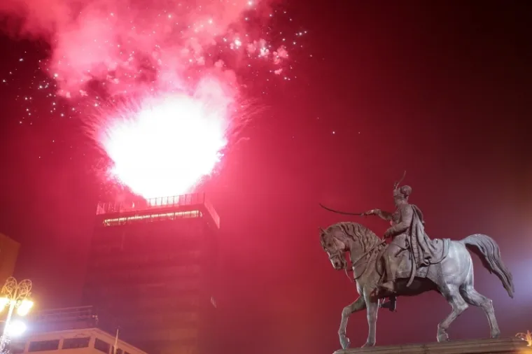 Vatromet, &scaron;ampanjac, pjesma i ples na trgovima hrvatskih gradova