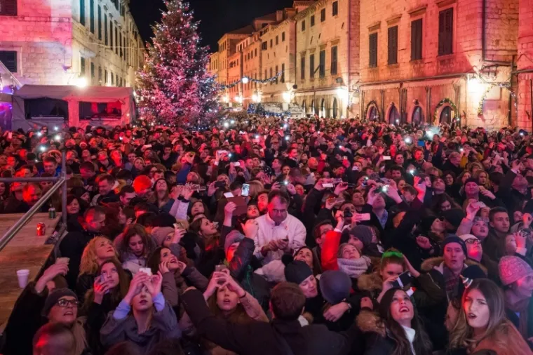 Vatromet, &scaron;ampanjac, pjesma i ples na trgovima hrvatskih gradova