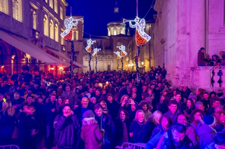 Vatromet, &scaron;ampanjac, pjesma i ples na trgovima hrvatskih gradova