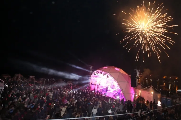 Vatromet, &scaron;ampanjac, pjesma i ples na trgovima hrvatskih gradova