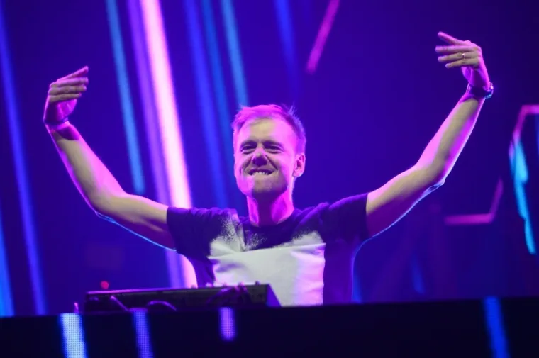 Partijanere je zabavljao Armin van Buuren, a sudeći po fotografijama, atmosfera je bila odlična.