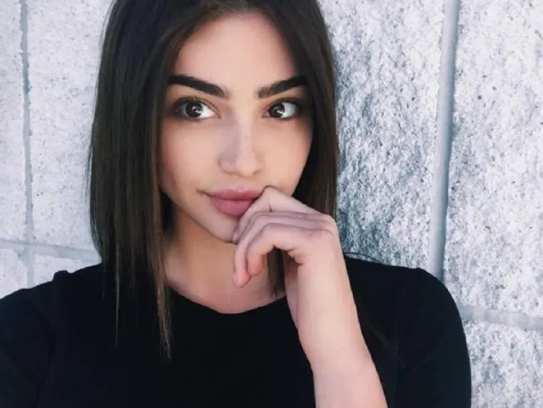 Fingermouthing je slikanje s prstom na usnama.