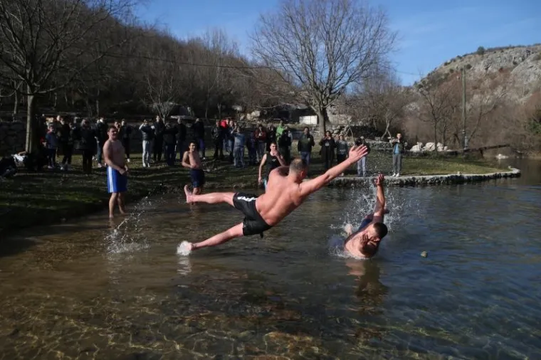 Hrabra ekipa iz Trnbusa u zaledju Omisa odvazila se te skokovima i piciginom u 3.5 stupnjeva hladnoj Cetini obiljezila pocetak nove godine