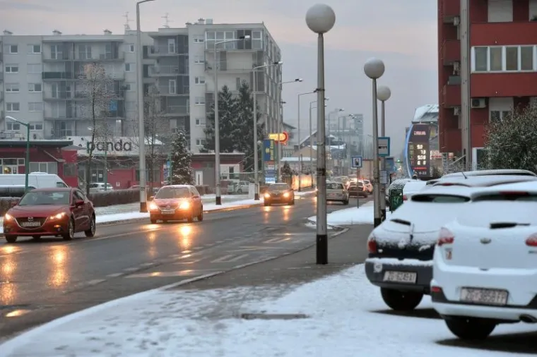 Prvi ovogodi&scaron;nji snijeg prekrio zagrebačke ulice