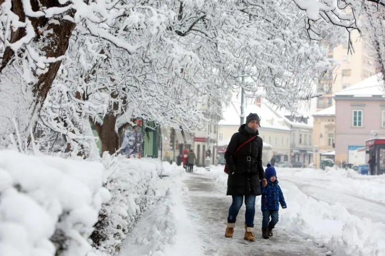 SNIJEG ZABIJELIO HRVATSKU: U Gorskom kotaru napadalo 20 centimetara, stigao i nadomak Splita