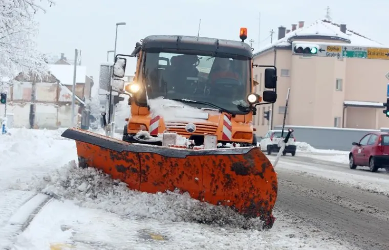 Ralica u Karlovcu čisti 15-ak centimetara napadalog snijega.