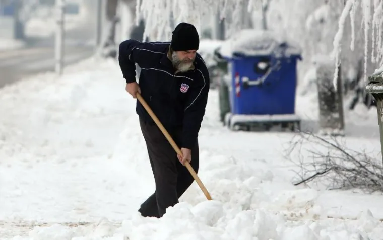 Čišćenje snijega u Karlovcu.