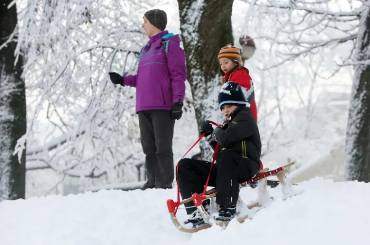 SNIJEG ZABIJELIO HRVATSKU: U Gorskom kotaru napadalo 20 centimetara, stigao i nadomak Splita