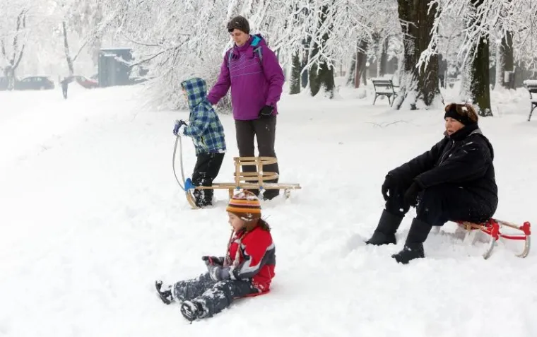 Najmlađi uživaju u prvom ovogodi&scaron;njem snijegu u Karlovcu.