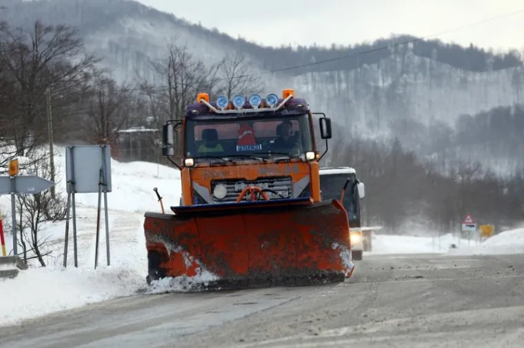 SNIJEG ZABIJELIO HRVATSKU: U Gorskom kotaru napadalo 20 centimetara, stigao i nadomak Splita