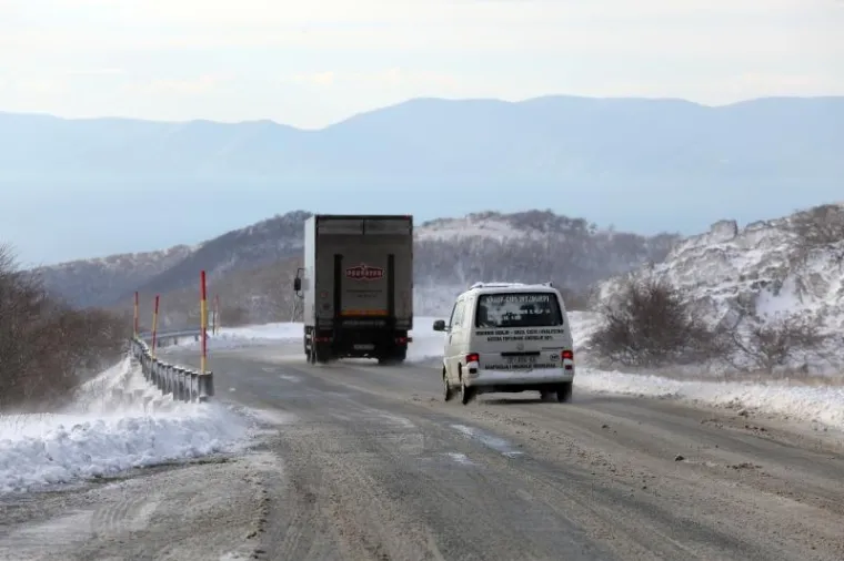 SNIJEG ZABIJELIO HRVATSKU: U Gorskom kotaru napadalo 20 centimetara, stigao i nadomak Splita