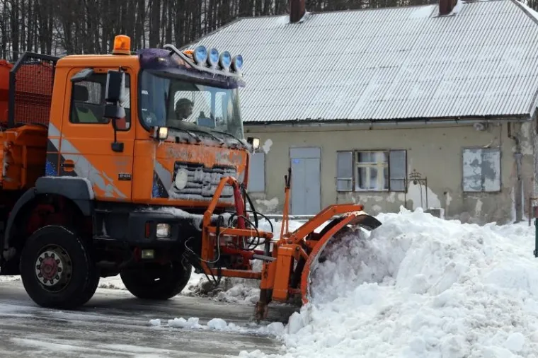 SNIJEG ZABIJELIO HRVATSKU: U Gorskom kotaru napadalo 20 centimetara, stigao i nadomak Splita
