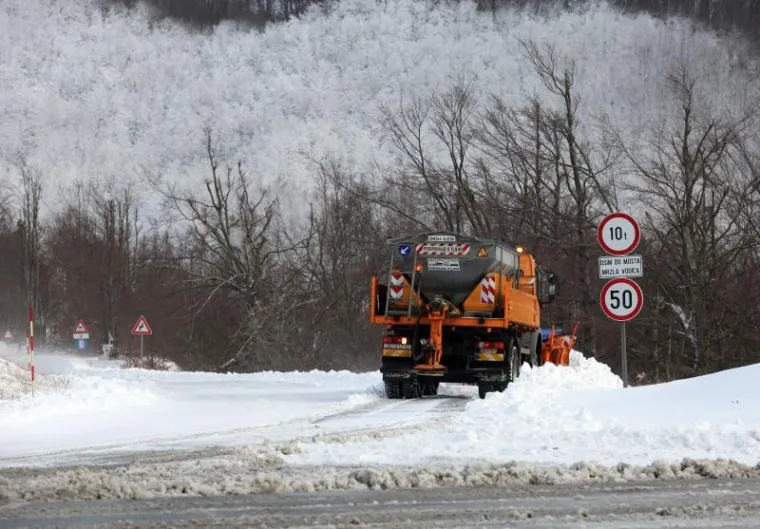 Ralice na staroj cesti Rijeka- Zagreb čiste 20-ak centimetara napadalog snijega.
