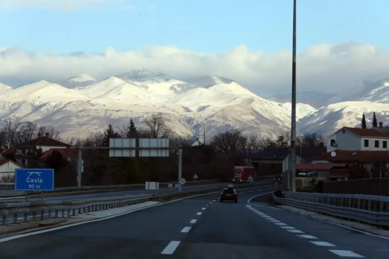 SNIJEG ZABIJELIO HRVATSKU: U Gorskom kotaru napadalo 20 centimetara, stigao i nadomak Splita