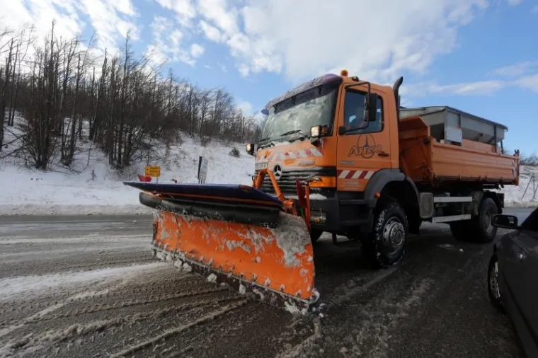 SNIJEG ZABIJELIO HRVATSKU: U Gorskom kotaru napadalo 20 centimetara, stigao i nadomak Splita