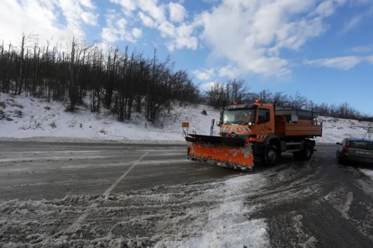 SNIJEG ZABIJELIO HRVATSKU: U Gorskom kotaru napadalo 20 centimetara, stigao i nadomak Splita