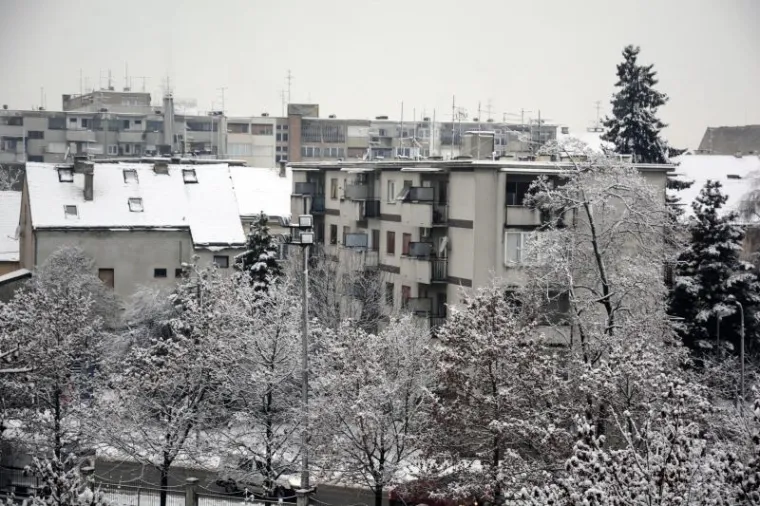 SNIJEG ZABIJELIO HRVATSKU: U Gorskom kotaru napadalo 20 centimetara, stigao i nadomak Splita