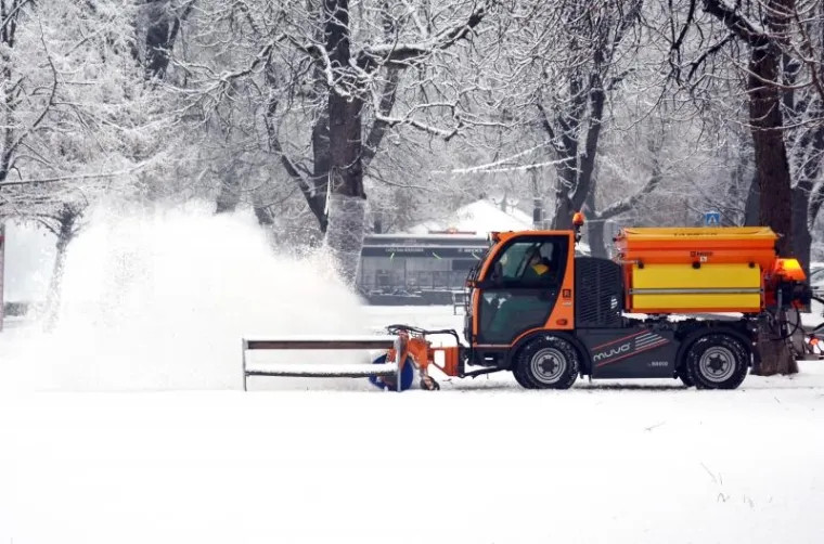 SNIJEG ZABIJELIO HRVATSKU: U Gorskom kotaru napadalo 20 centimetara, stigao i nadomak Splita