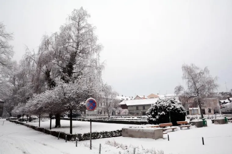 Tijekom noći u Sisku je palo oko 4-5 cm snijega koji nije zadao gotovo nikakve pote&scaron;koće u odvijanju svakodnevnog života.
