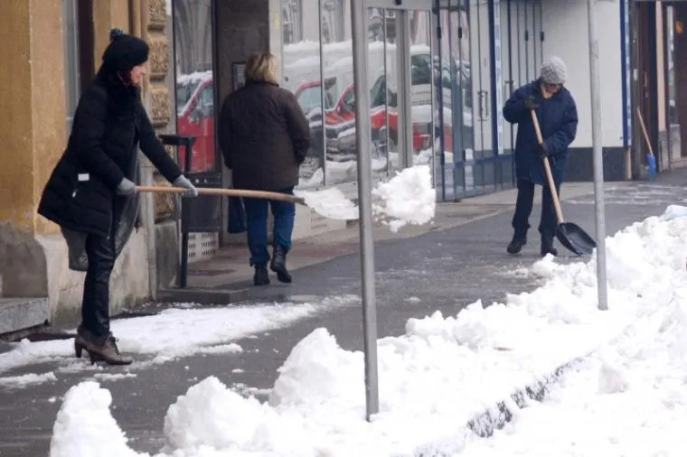 Građani čiste snijeg u Sisku.