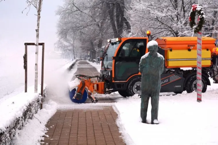 Ralice čiste ulice u Sisku od napadalog snijega.