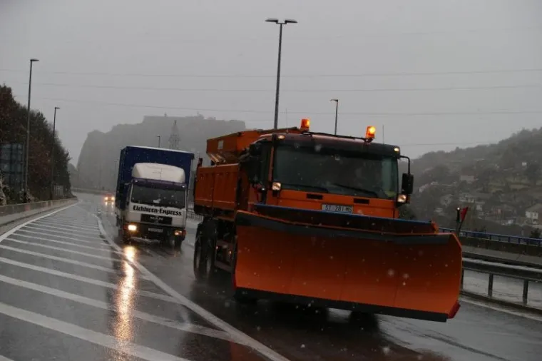 SNIJEG ZABIJELIO HRVATSKU: U Gorskom kotaru napadalo 20 centimetara, stigao i nadomak Splita