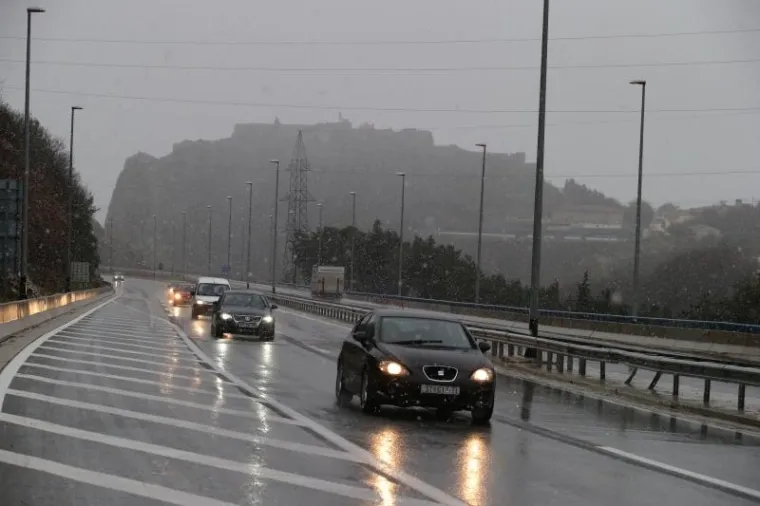 Snijeg no&scaron;en burom stigao nadomak Splita. Nakon &scaron;to je zabijelio Mosor, snijeg pada i u Klisu ali se jo&scaron; ne prima na cestu.