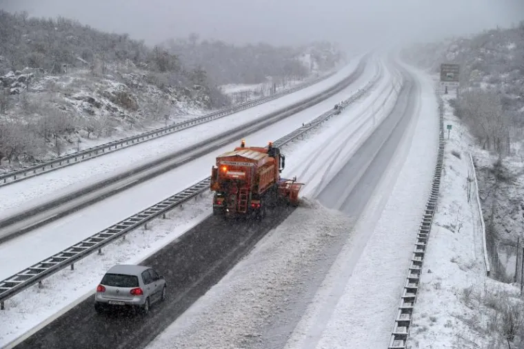 SNIJEG ZABIJELIO HRVATSKU: U Gorskom kotaru napadalo 20 centimetara, stigao i nadomak Splita