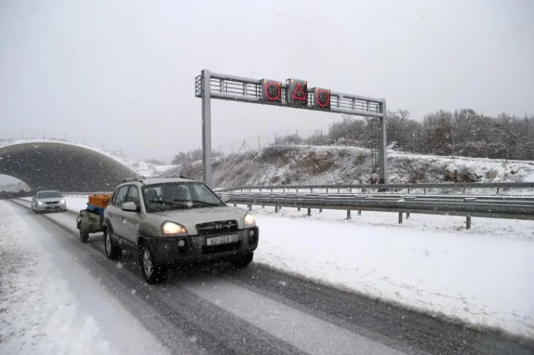 SNIJEG ZABIJELIO HRVATSKU: U Gorskom kotaru napadalo 20 centimetara, stigao i nadomak Splita