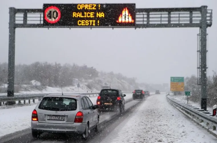 Upozorenje na ralice na autocesti A1 u blizini Zagvozda.