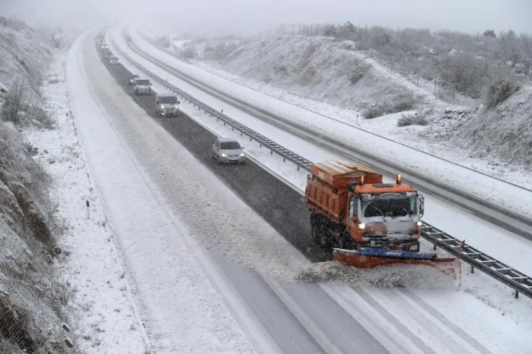 Snijeg koji jo&scaron; uvijek pada zabijelio je autocestu A1 nedaleko Zagvozda.