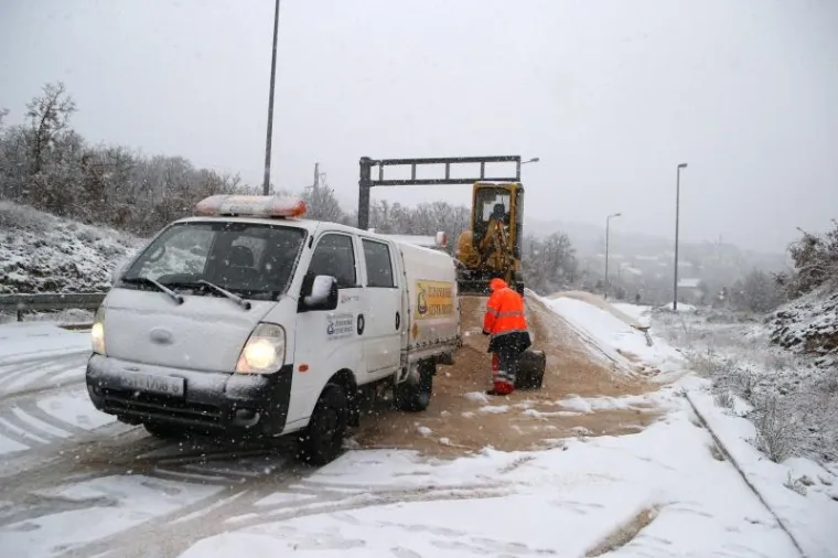 Snijeg jo&scaron; uvijek pada na autocesti A1 u blizini Zagvozda.