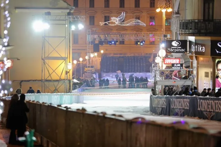 Građani sa zanimanjem prate privođenje kraju izgradnju skija&scaron;ke staze u Bakačevoj ulici. Sutra će se održati skija&scaron;ka utrka ukupnih pobjednika Svjetskog kupa na skija&scaron;koj stazi na cesti od kružnog toka ispred katedrale, Bakačevom ulicom do Trga bana Jelačića, koja počinje povijesnim vratima, a zavr&scaron;ava novim vratima.