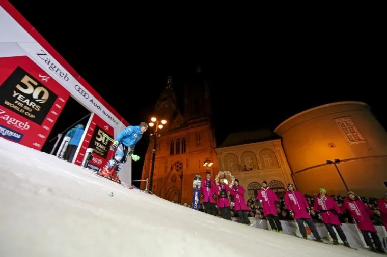 Slaloma&scaron;i su se spustili skija&scaron;kom stazom u Bakačevoj ulici od katedrale do Trga bana Jelačića gdje su izvukli startne brojeve za sutra&scaron;nju utrku Audi FIS Svjetskog skija&scaron;kog kupa Snow Queen Trophy na Sljemenu.