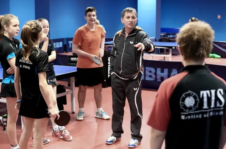 U organizaciji Hrvatskog stolnoteniskog saveza i Zagrebačkog stolnoteniskog saveza u Akademiji Dragutin Šurbek okupilo se nekoliko mladih i talentiranih stolnotenisača i stolnotenisačica iz Zagreba i šire okolice. Točnije, pozvane su kadetkinje koje su vodeće na rang listi. Kamp je napravljen u dva dijela, a ono što je važno nije se samo treniralo već su mladi imali i edukaciju od starijih igrača, bivših i sadašnjih reprezentativaca. Tako su treninge vodili treneri Dragutin Šurbek junior, Darko Arapović te Tamara Boroš i Sandra Paović.