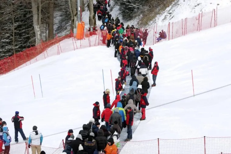 SJAJAN AMBIJENT NA SLJEMENU: Pogledajte kakva atmosfera vlada na mu&scaron;kom slalomu