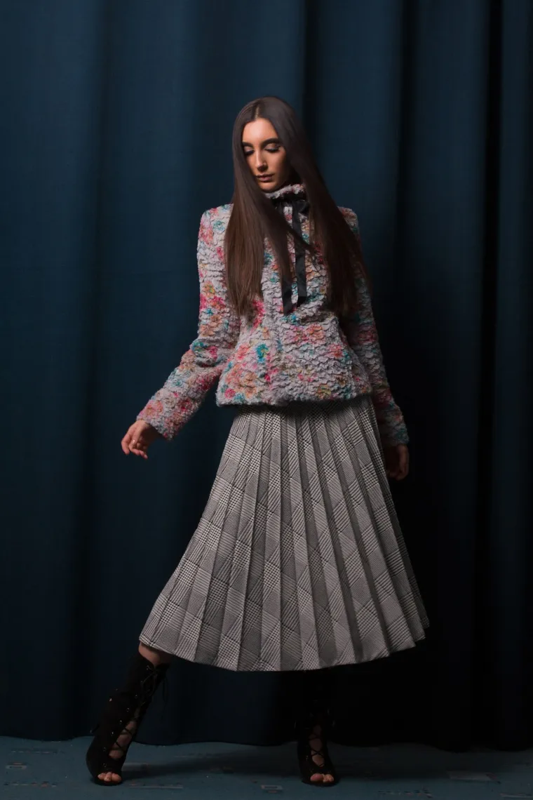 Rasko&scaron;ni kaputi s paspuliranim detaljima, voluminozne suknje, hlače od pepita uzoraka, haljine od eko kože u ljubičastim tonovima te otkačeni sakoi, inspirirani su Makovom prvom pret-a-porter  kolekcijom predstavljenom jo&scaron; davne  1986. godine.