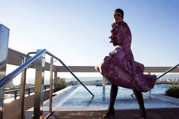 Kolekcija je bogata bezvremenskim komadima zbog čega Mak svih ovih godina vole poslovne žene različitih zanimanja i životne dobi.