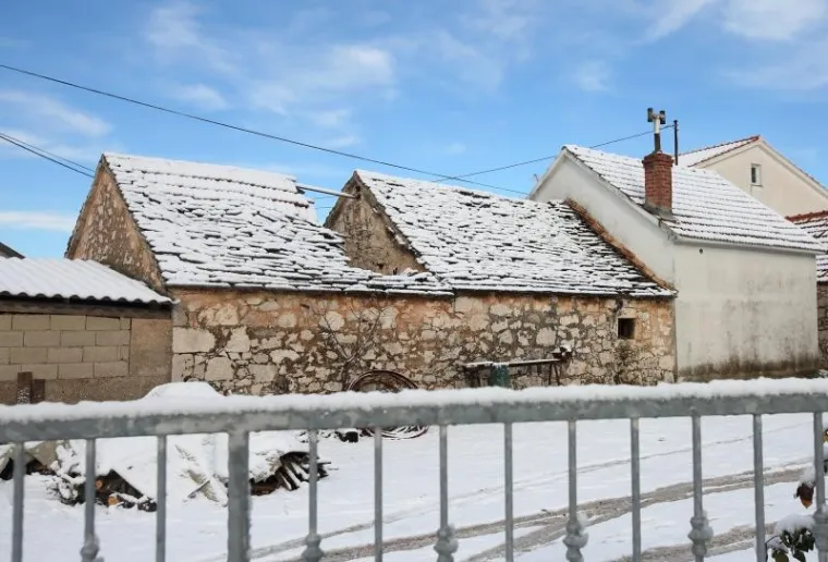 Prvi ovogodi&scaron;nji snijeg zabijelio Hrvatsku, ima ga i u priobalju