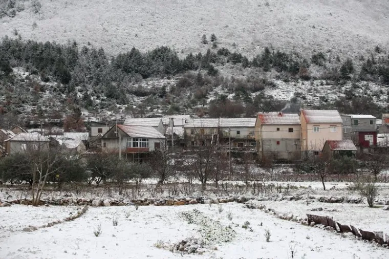 Prvi ovogodi&scaron;nji snijeg zabijelio Hrvatsku, ima ga i u priobalju