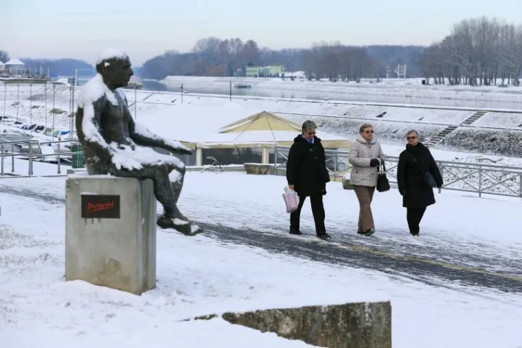 Prvi ovogodi&scaron;nji snijeg zabijelio Hrvatsku, ima ga i u priobalju