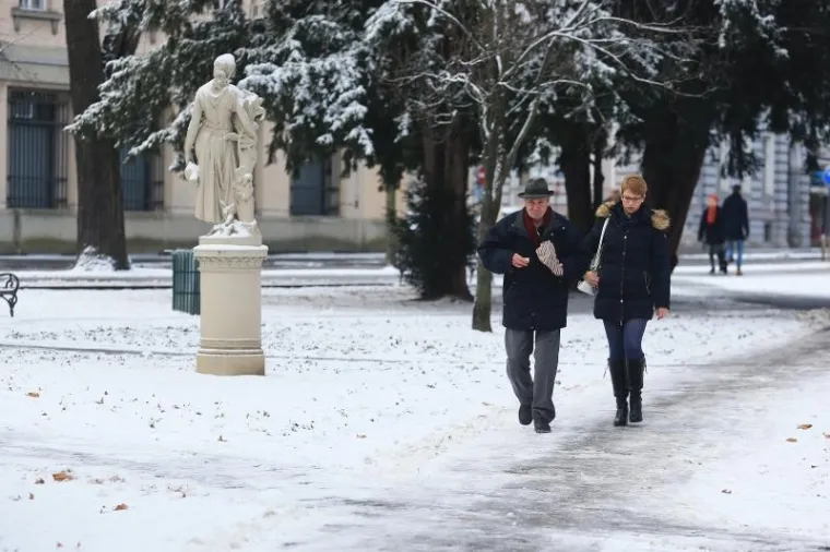 Prvi ovogodi&scaron;nji snijeg zabijelio Hrvatsku, ima ga i u priobalju