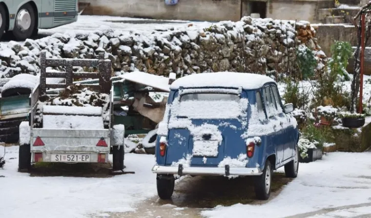 Prvi ovogodi&scaron;nji snijeg zabijelio Hrvatsku, ima ga i u priobalju