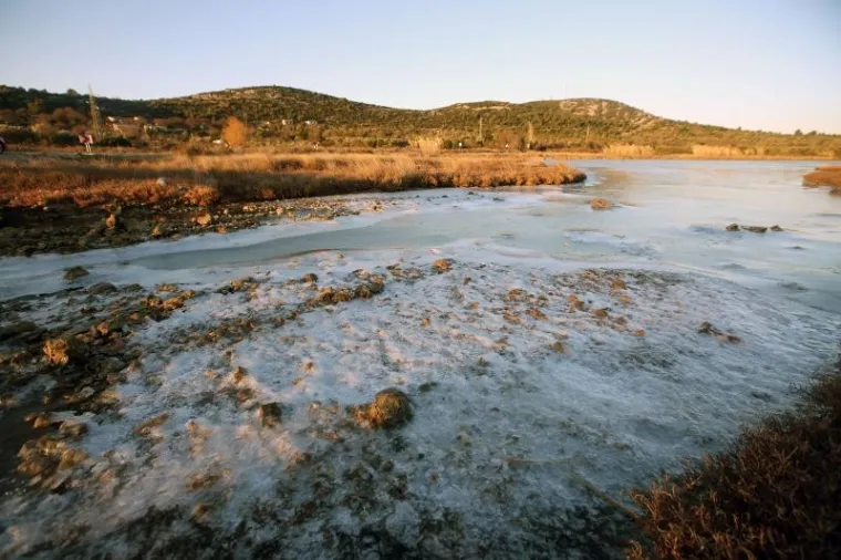 SPEKTAKULARNI PRIZORI KOD TISNOG: Pogledajte kako izgleda zaleđeno more!