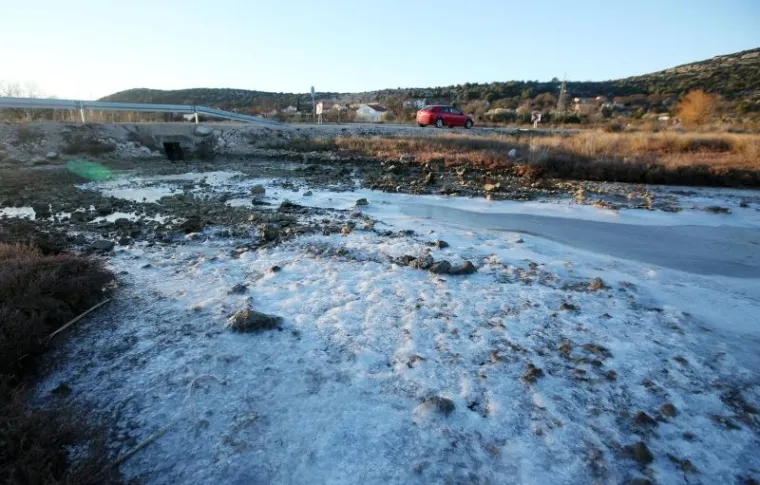 SPEKTAKULARNI PRIZORI KOD TISNOG: Pogledajte kako izgleda zaleđeno more!